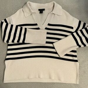 Off-white and navy blue striped cotton collar sweater.